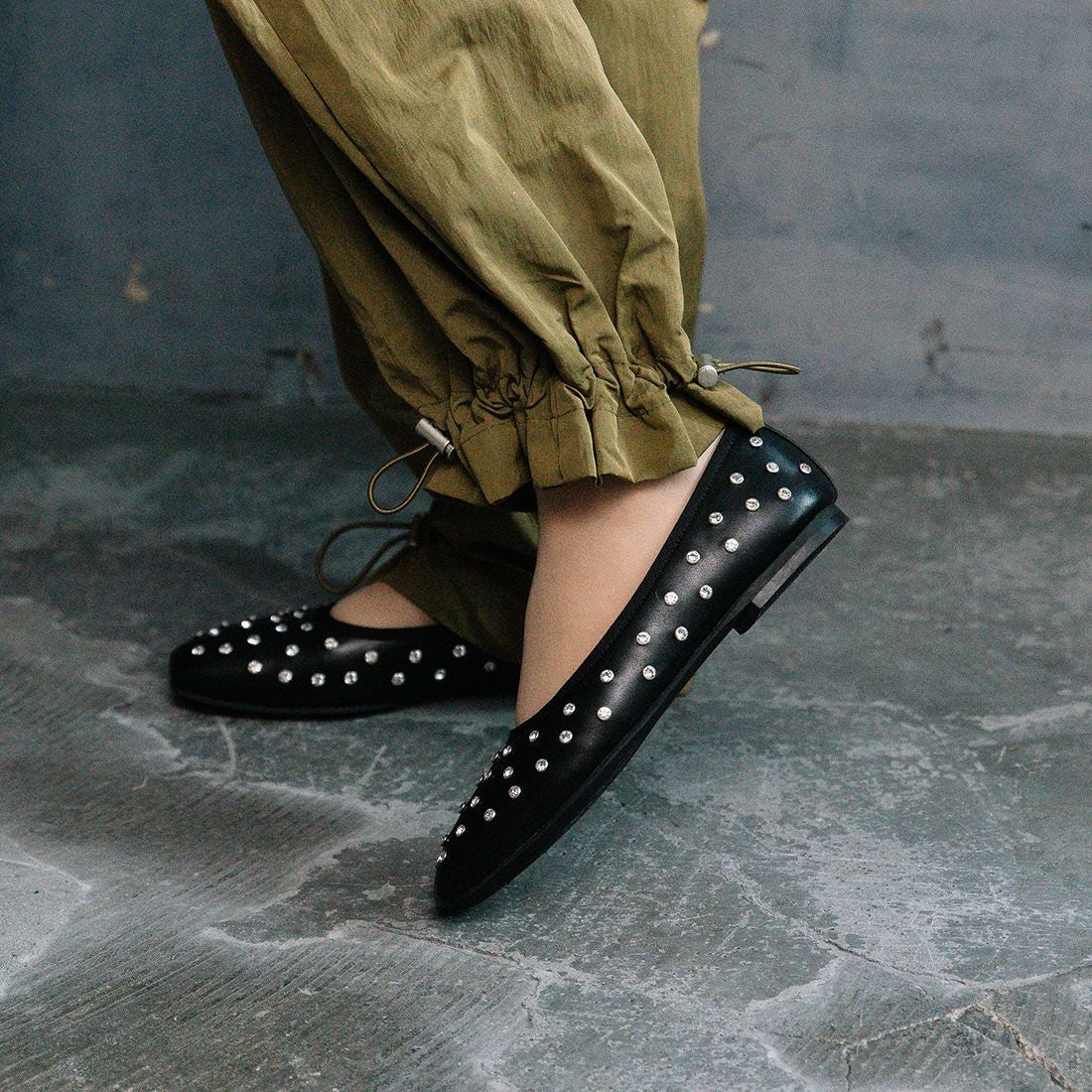 W ストーンスタッズフラットパンプス|銀座ワシントン 公式サイト