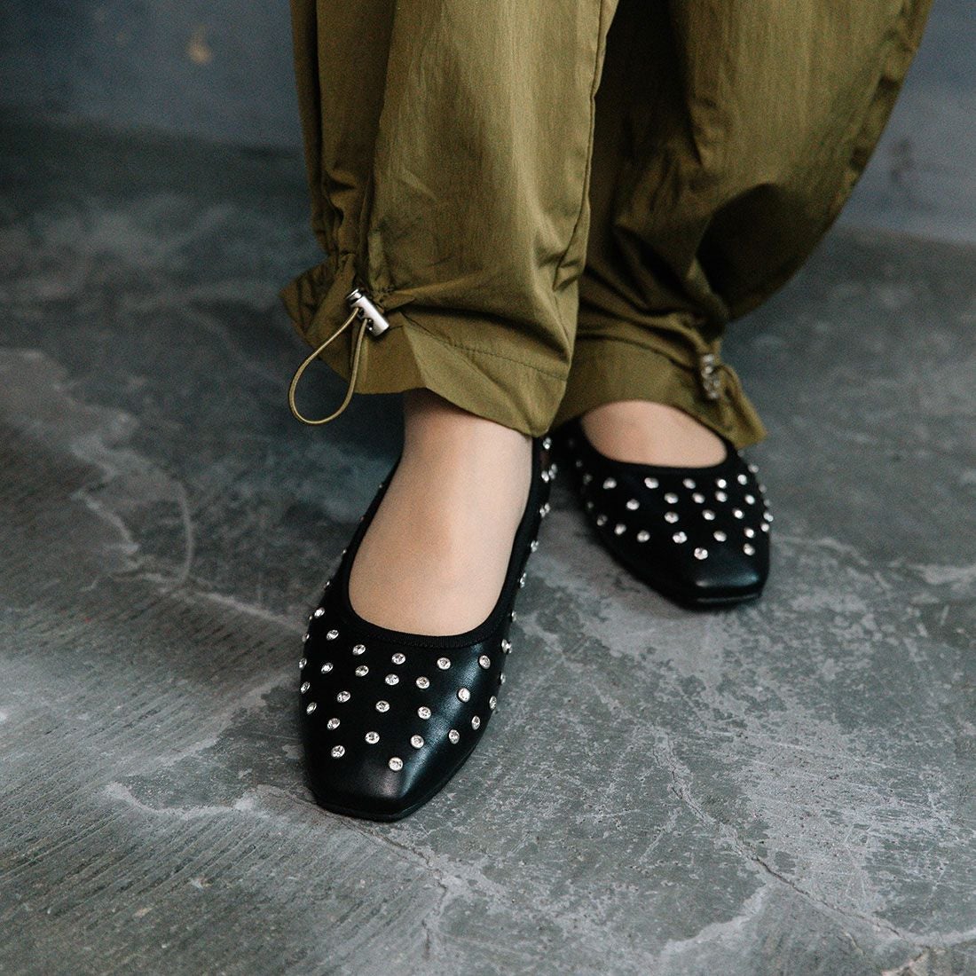 W ストーンスタッズフラットパンプス|銀座ワシントン 公式サイト