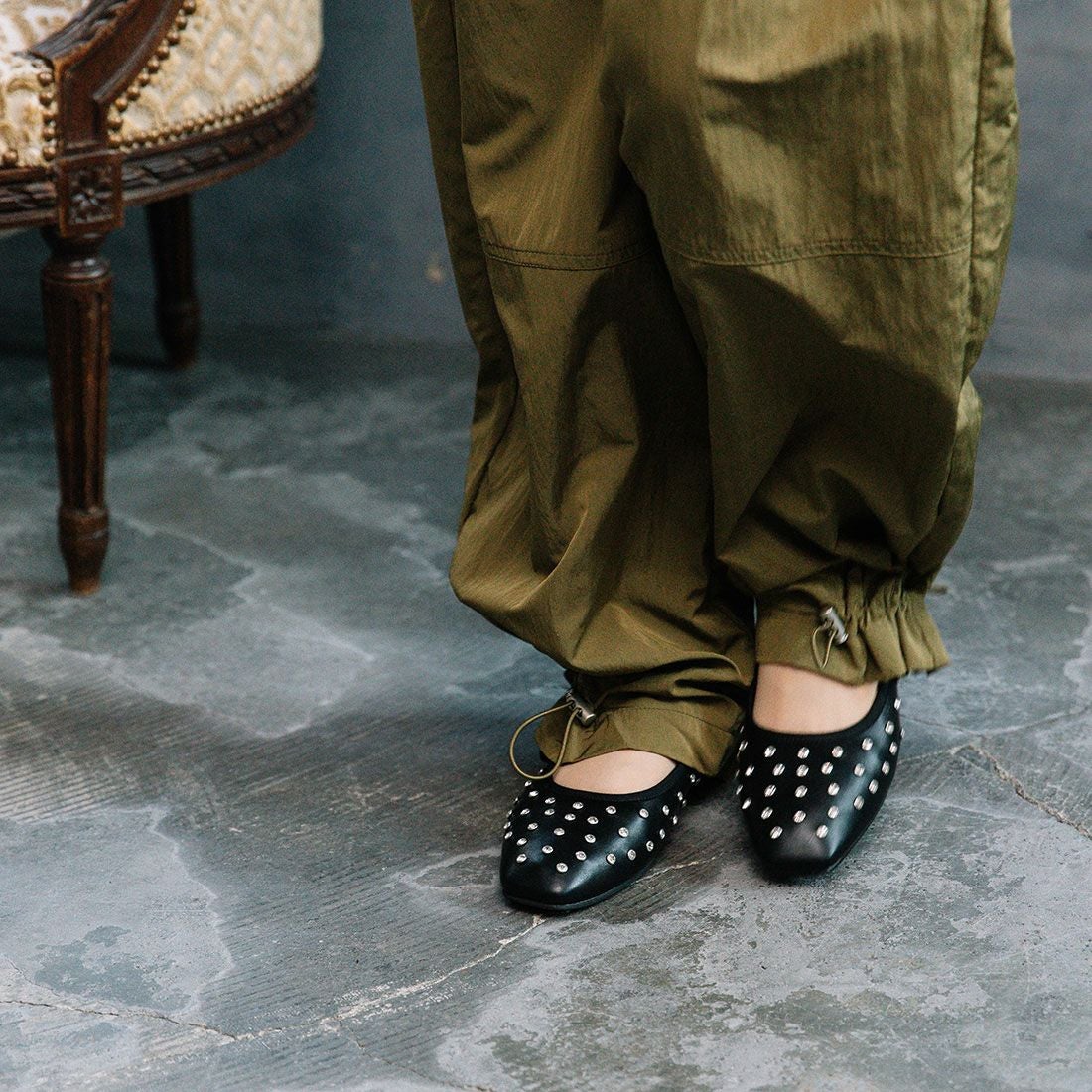 W ストーンスタッズフラットパンプス|銀座ワシントン 公式サイト